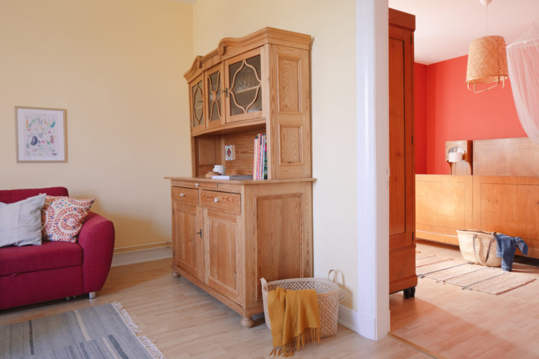 Madeleine-Wohnzimmer mit Blick ins Schlafzimmer